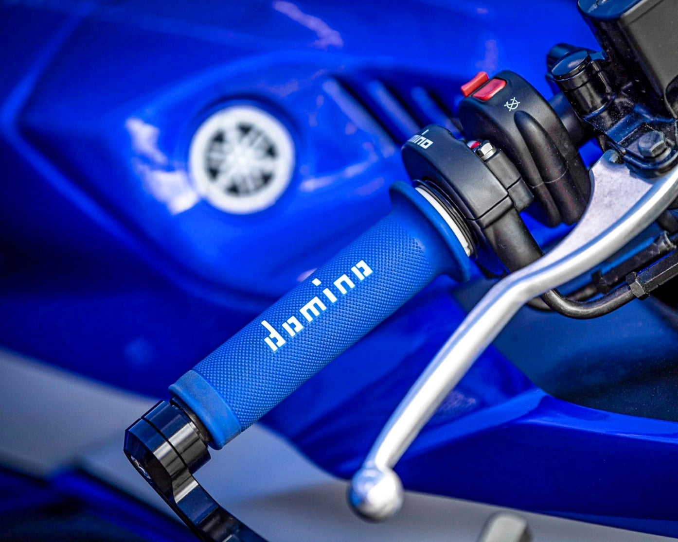 Domino A010 Racing Ručka – Gumena ručka u raznim bojama 