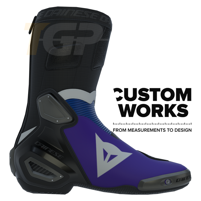 Dainese Axial 2 Racing i cestovne motociklističke čizme Prima Pramac Yamaha MotoGP Replica | Muškarci | Ljubičasta / Yamaha plava / Bijela | Custom Works 