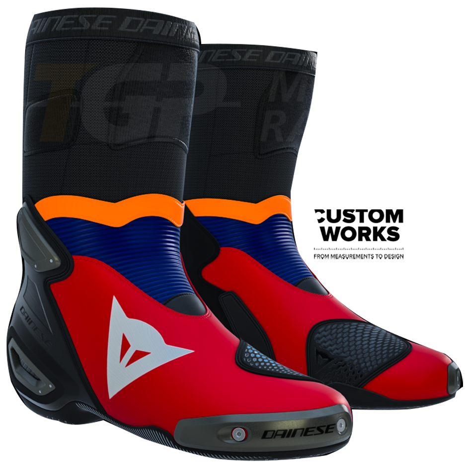 Dainese Axial 2 Racing i cestovne motociklističke čizme Luca Marini Replica 2026 | Muškarci | Lava crvena / Električno plava / Fluo narančasta / Bijela | Custom Works 