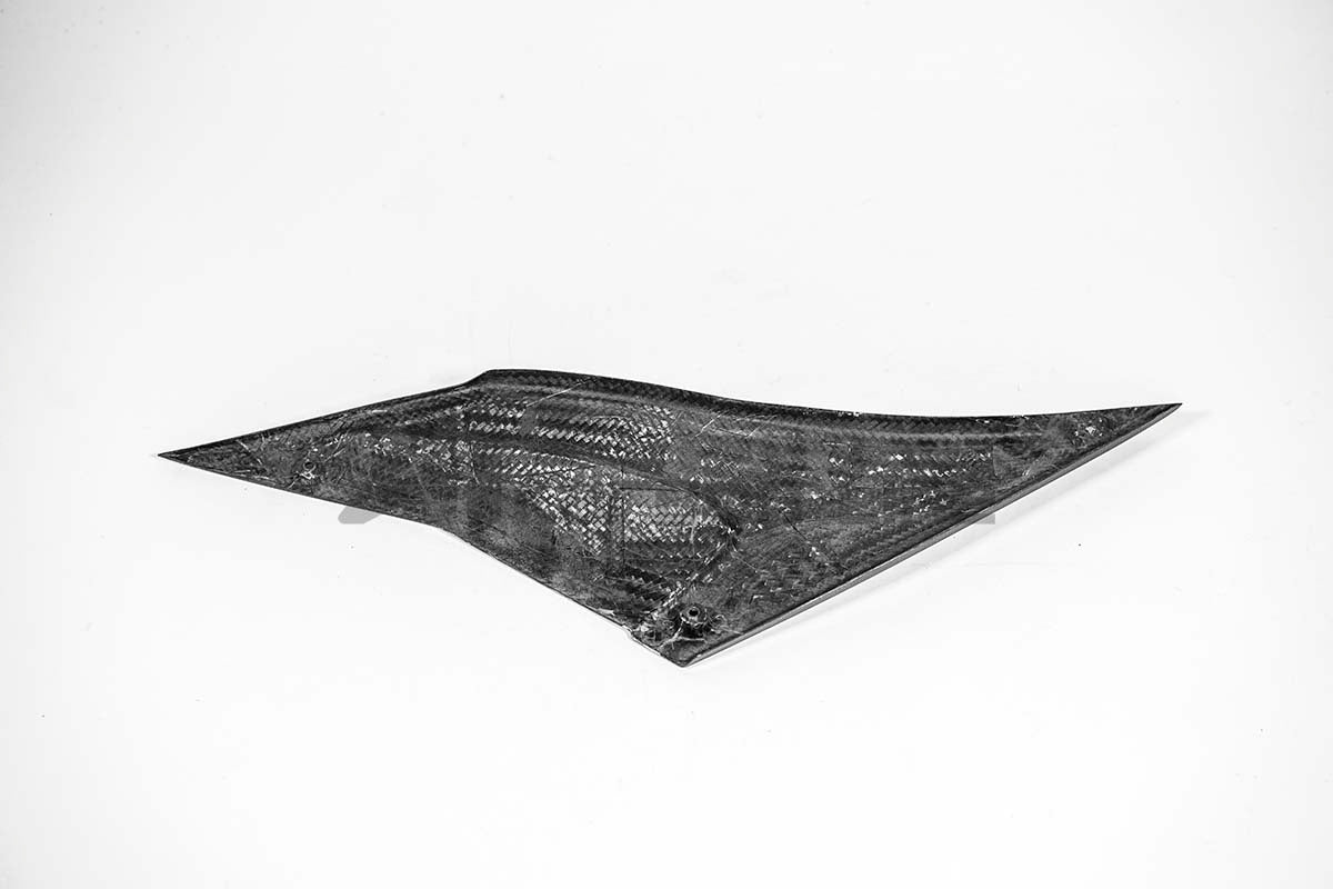 Bočna strana rezervoara dolje desno 200g AP Carbon Line Aprilia RSV4/RR/1100 Factory (21-25) 