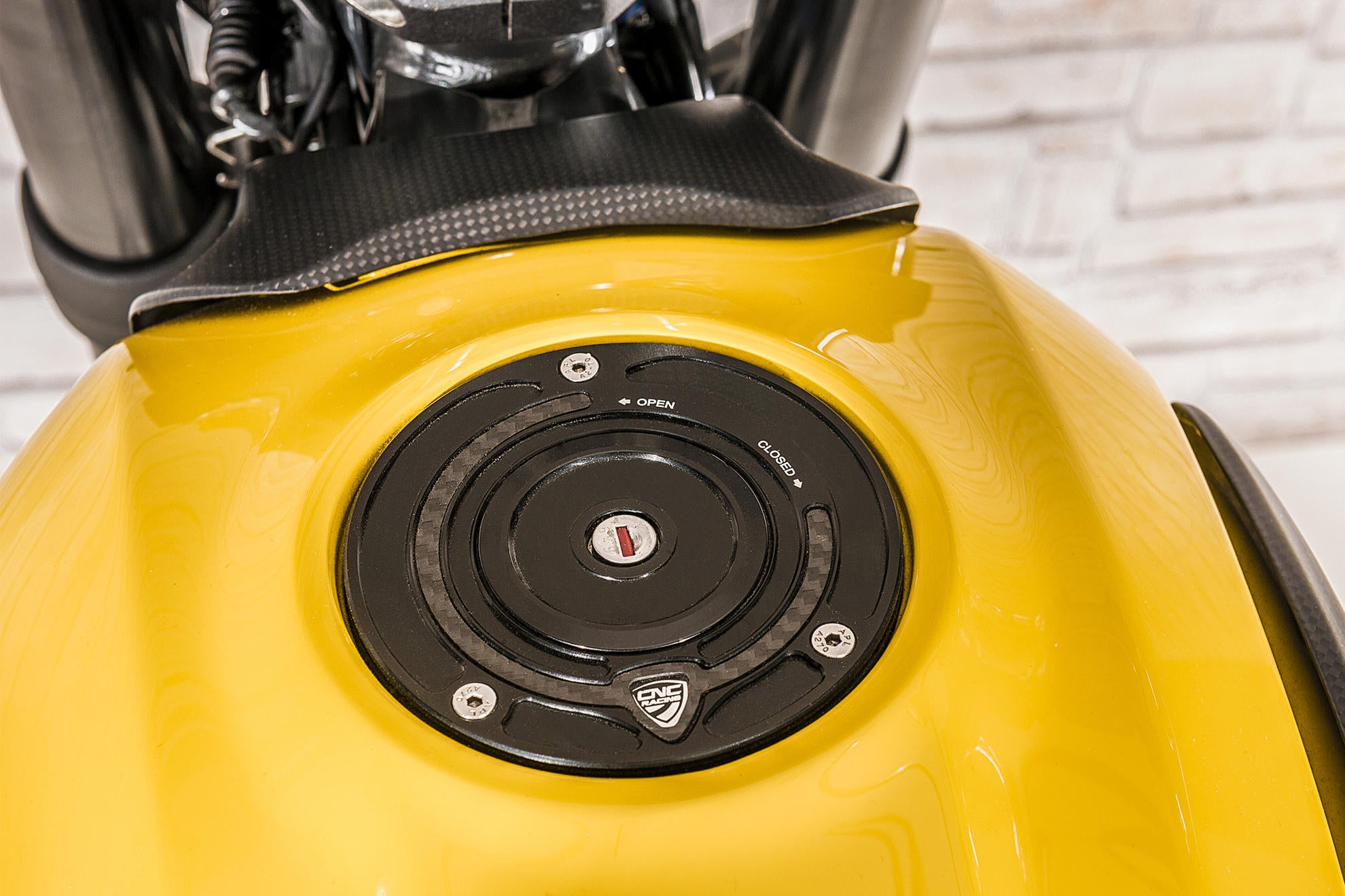 Poklopac rezervoara s flanšom Carbon CNC Racing Ducati Panigale V4/S/R (25-26) TSB01 