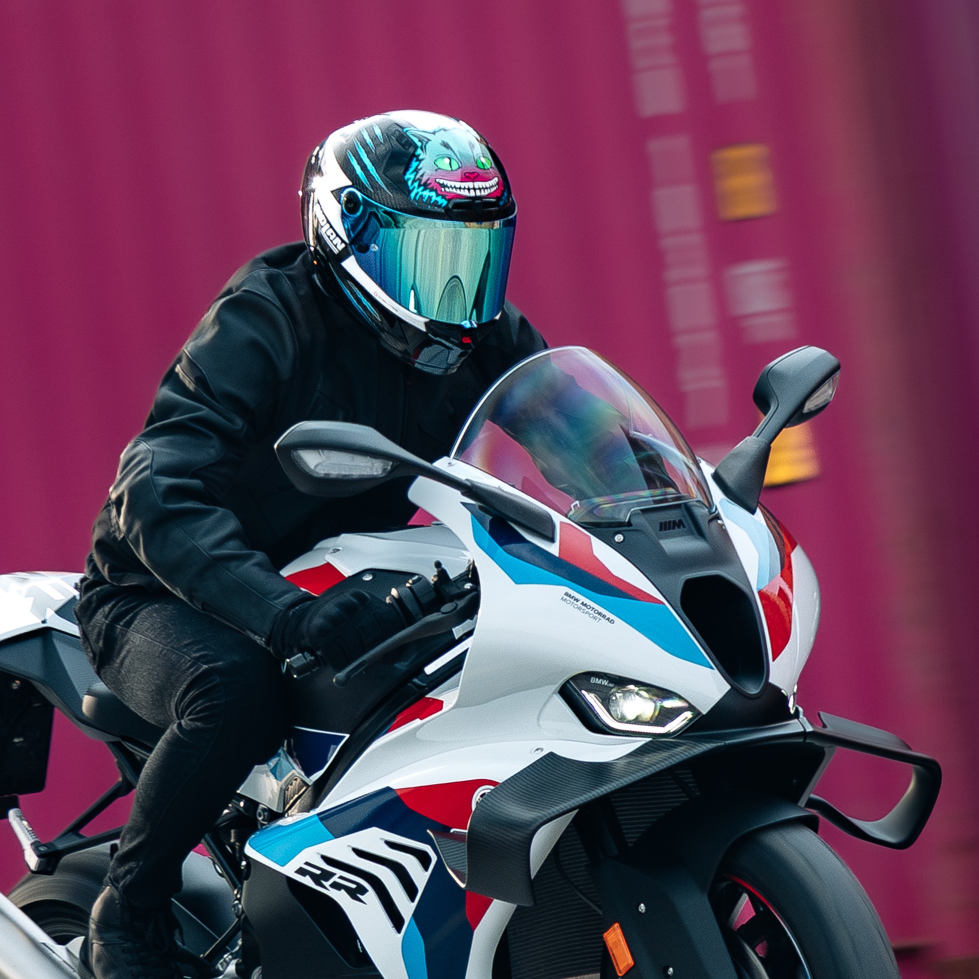 Nolan X-804 RS Ultra Carbon Helm Dom Herbertson Replica Aquamarin Weiß 382 – Studioaufnahme Fahrer