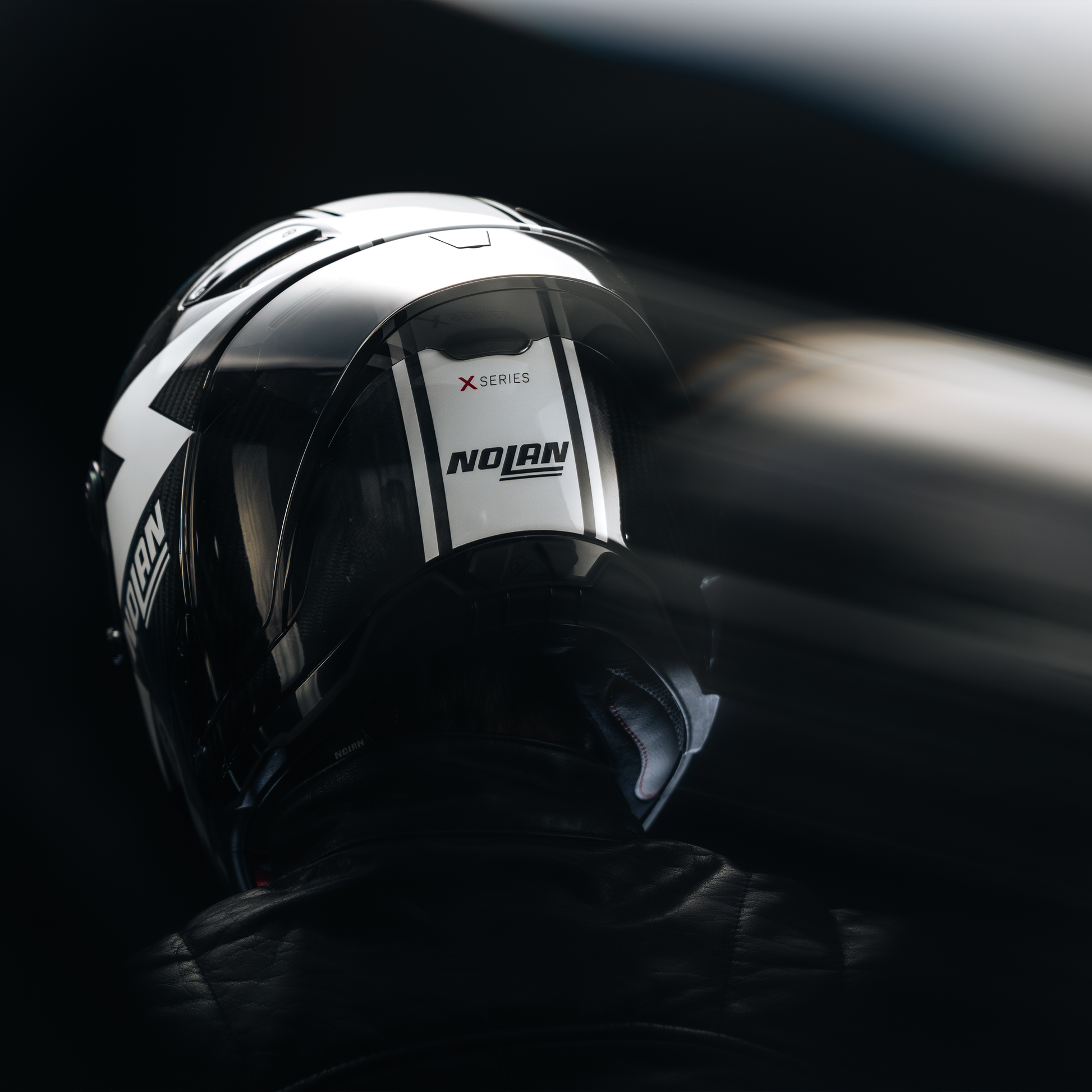 Nolan X-804 RS Ultra Carbon Helm Dom Herbertson Replica Aquamarin Weiß 382 – Heck-Dreiviertel in Fahrt