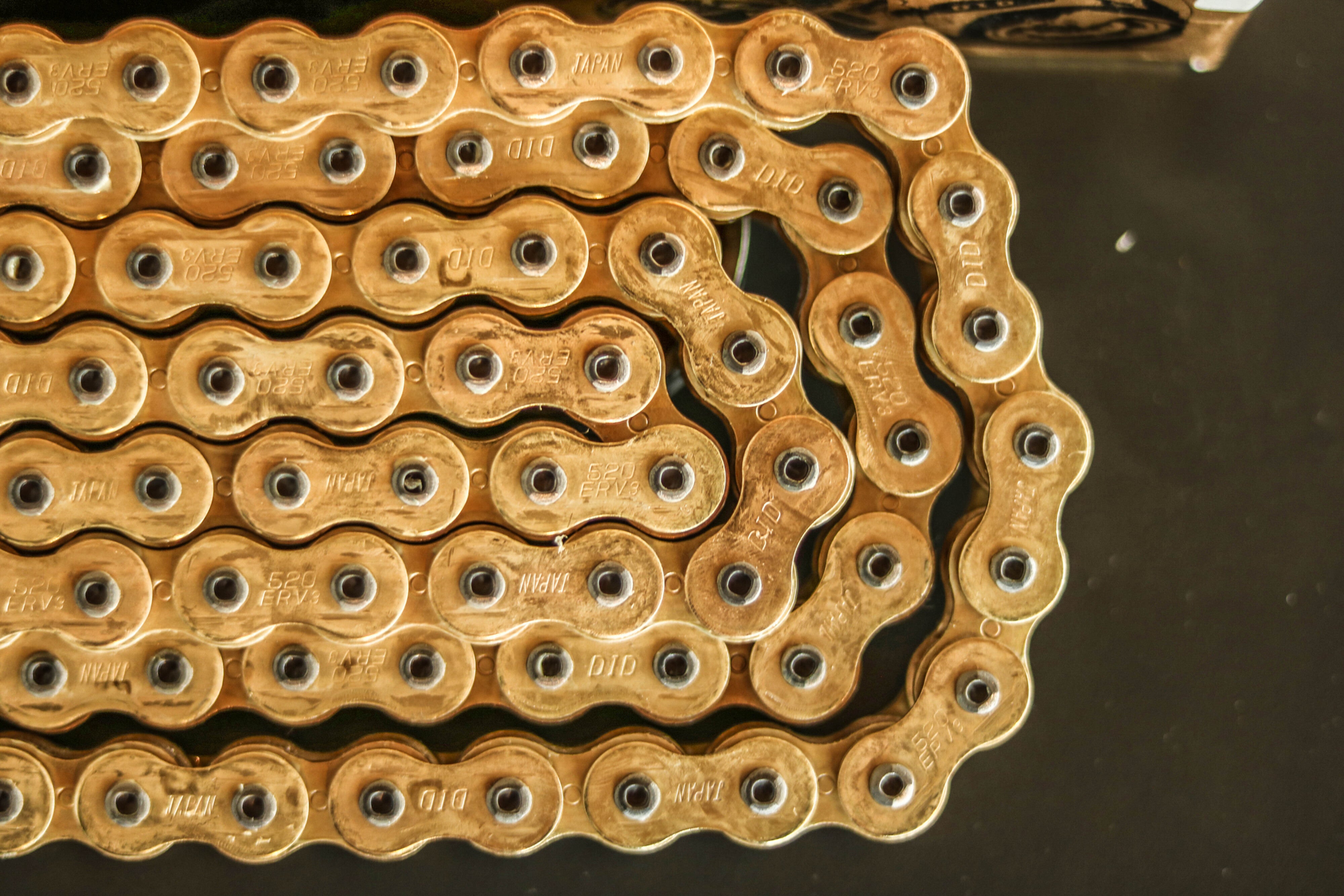 D.I.D 520ERV7 X-Ring lanac 520 G&G otvoren s zakovicama – 100 do 130 karika 